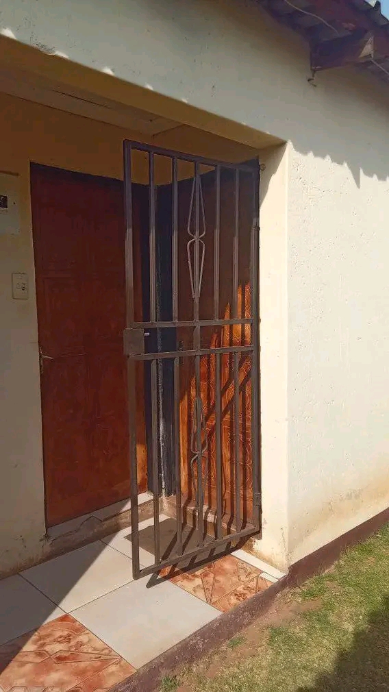 Room to rent at mailula park for r1000 
no p  in Vosloorus