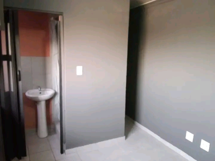 A small bachelor pad in ext 6 is available fo  in Cosmo City