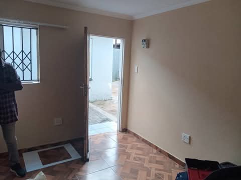 2 rooms available in allendale next to tallga  in Allandale