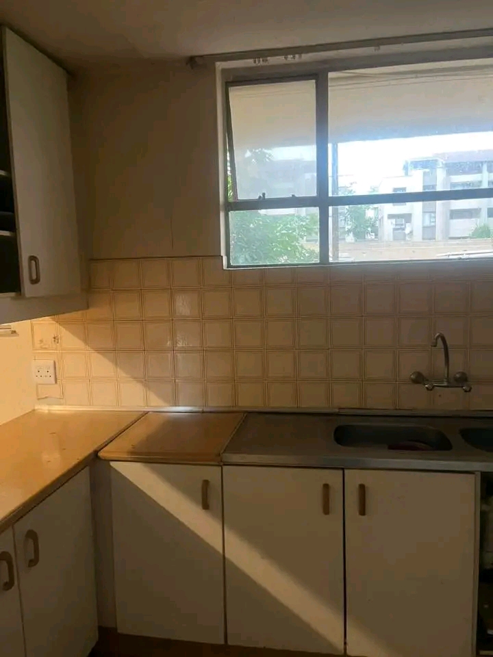 1 room in a 3 bedroom apartment available on in Randburg