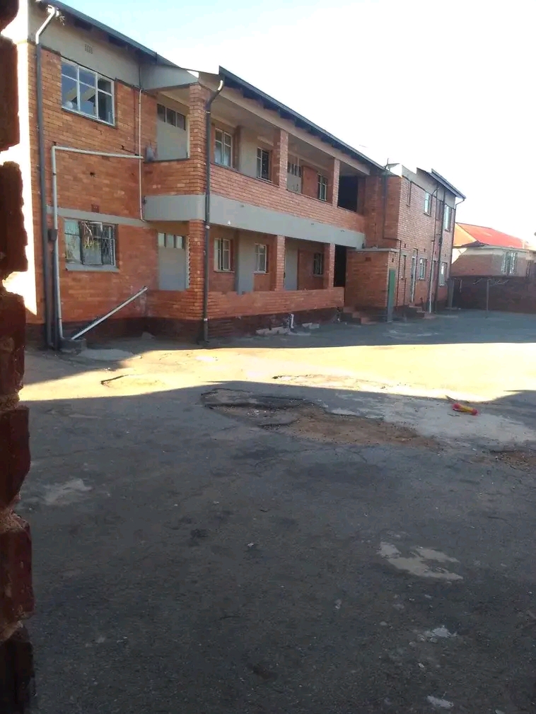 Rooms to let from r1600_2500,,for more inform  in Turffontein