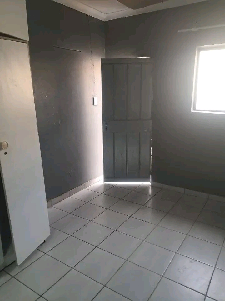 Room to rent 2300 contact me  in South Hills