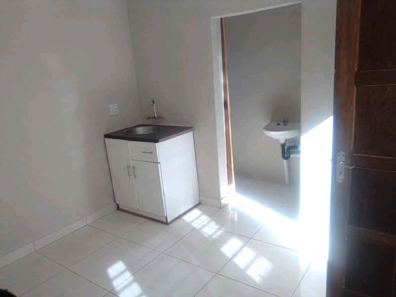 Available bachelor unit at ext 31 near chris   in Vosloorus