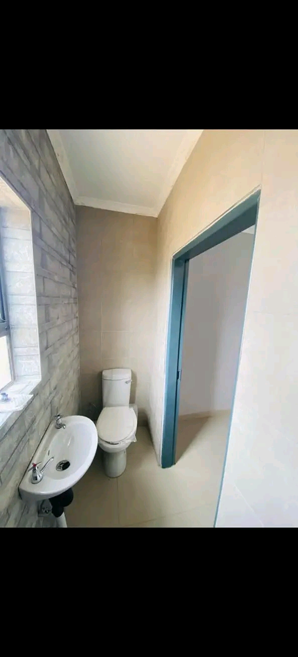 1 spacious bedroom bachelor with fitted kitch  in Norkem Park