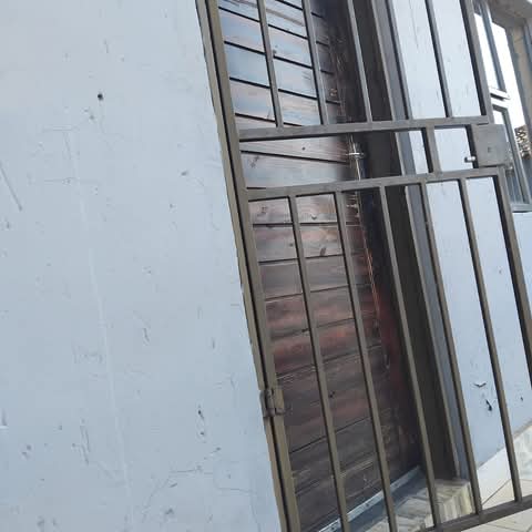 En-suite room to rent in ext. 8
bachelor roo  in Protea Glen