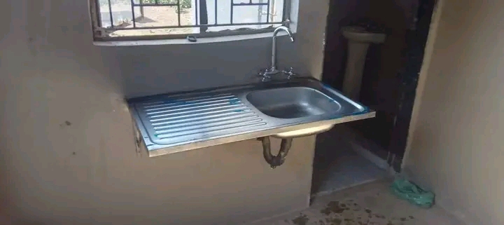 Four room rental available for 2500 plus 1000  in Tsietsi