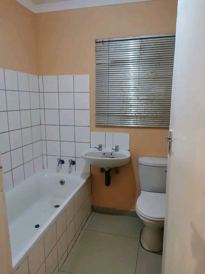 2 bedroom house
beautiful 2 bedroom house fo  in Protea Glen