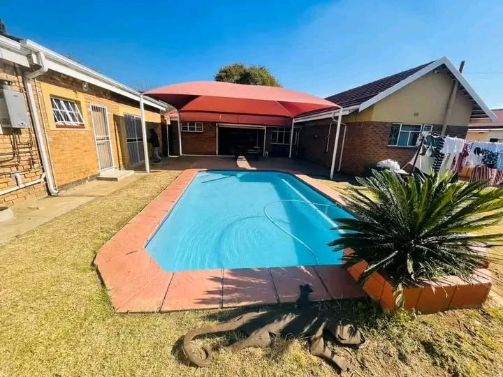 A 1 bedrooms cottage consists of lounge,kitch  in Allen Groove