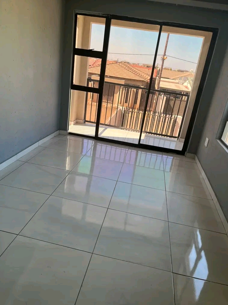 Bachelor room to rent 
available in april
c  in Protea Glen