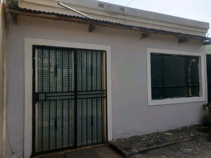 Room to rent in ext 7 next to flat s and golf  in Eldorado Park