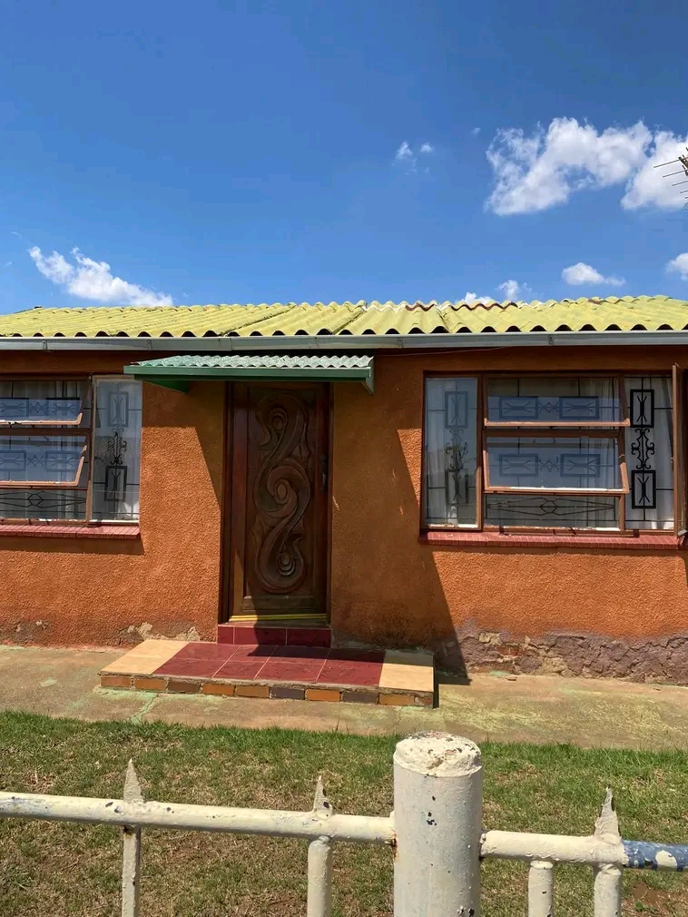 House available again 
zone 13 
r3400
thre  in Sebokeng