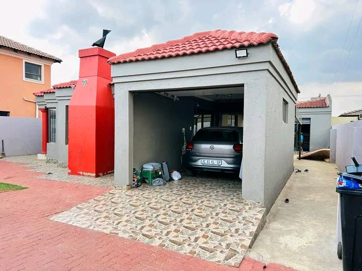 2 bedroom house with 1 empty outside room  ho  in Protea Glen