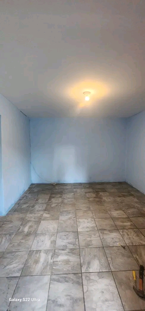 A 2 room house available
rent r3700
deposit  in Lombardy west