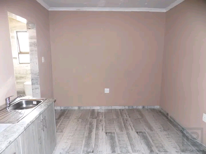 Ensuite room available to rent
rent: r2000 p  in Protea Glen