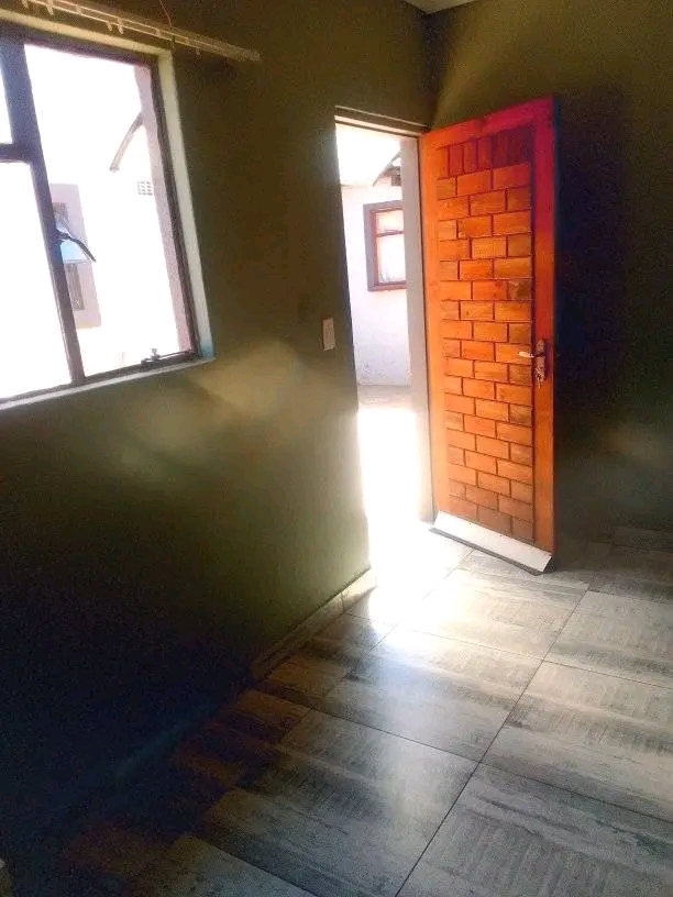 A bachelor at siluma with a shower and toilet  in Thokoza