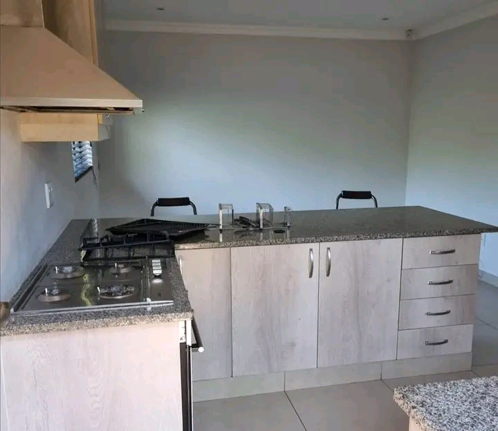 Modern neat clean 1 bedroom apartment on the   in Bezuidenhout Valley