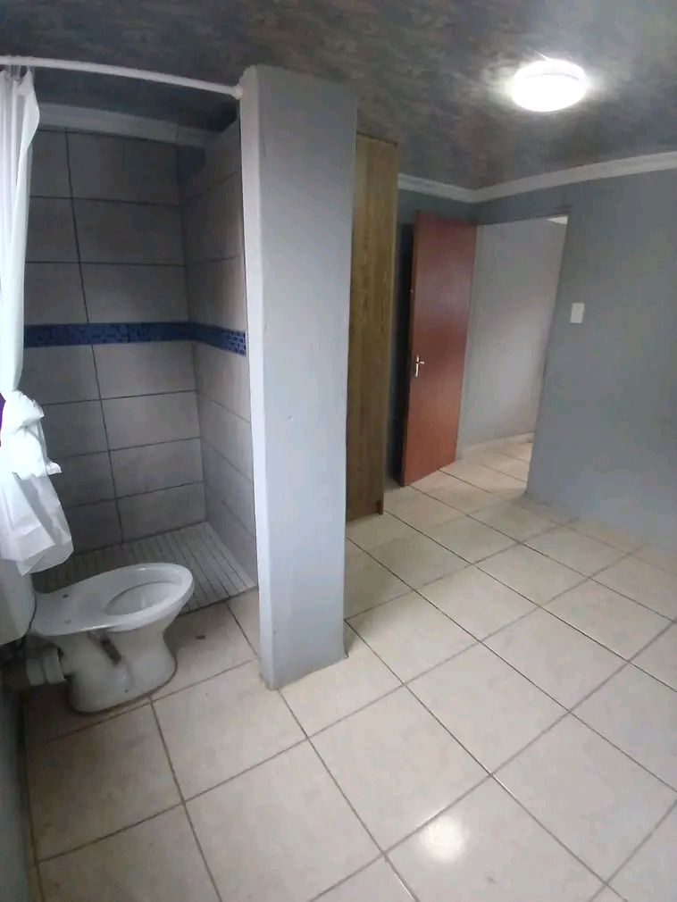 1 separate bedroom cottage with shower ,toile  in Birch Acres