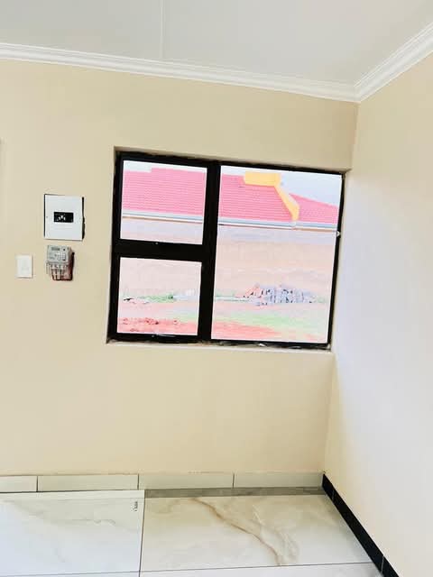 1 bachelor unit available
- fully fitted, ti  in Spruitview