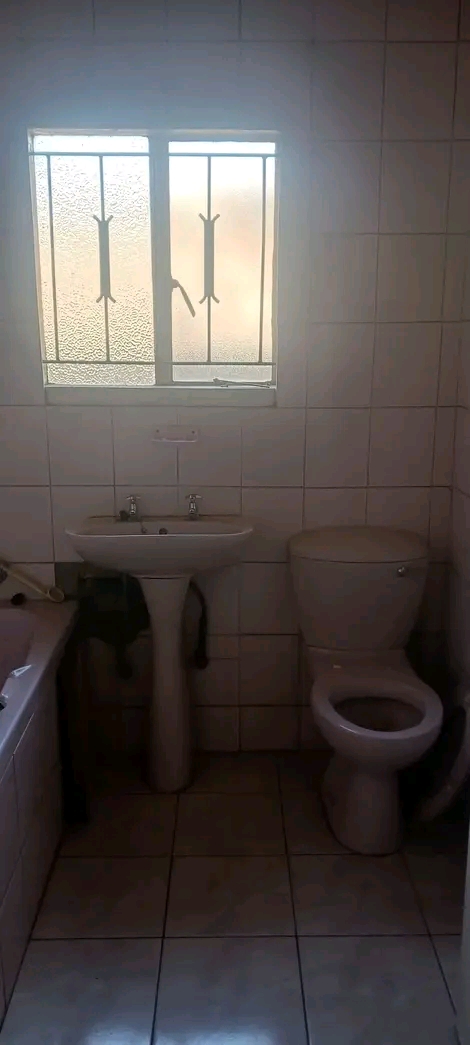 House for rental @ ext 2 rent r3500
deposit   in Naledi
