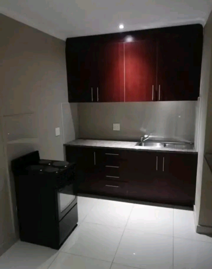 Bachelor available near meat meat for r2500pm  in Orlando East