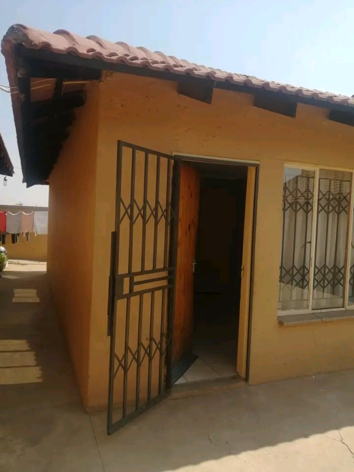 2 rooms for rental @ r1000.00 and r1500.00 p/  in Greenvillage