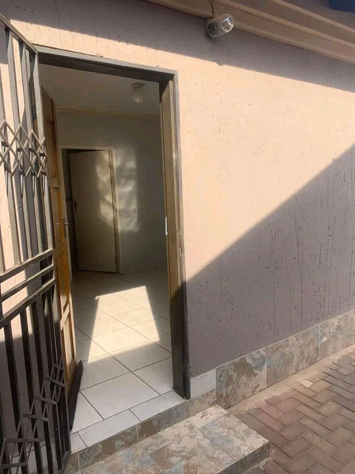 Ensuite up for grabs going for r2000 plus r20  in Dobsonville