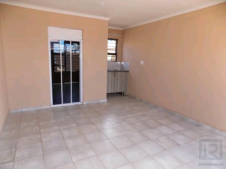 Beautiful ensuite room available to rent
ren  in Protea Glen