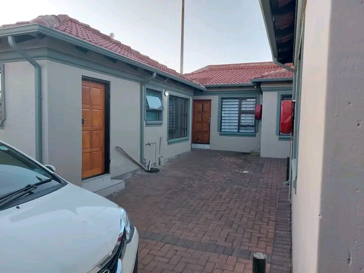 Neat room accommodation in close proximity to  in Vosloorus