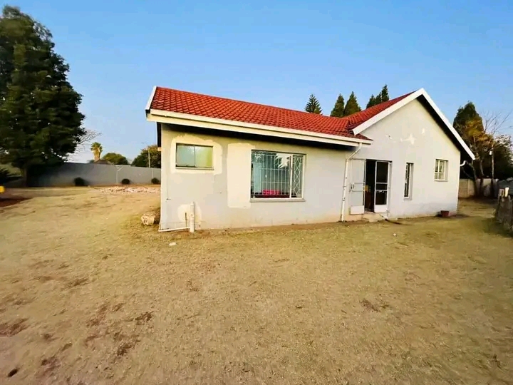 1 bedroom cottage with en-suite shower and to  in Old Birch Acres