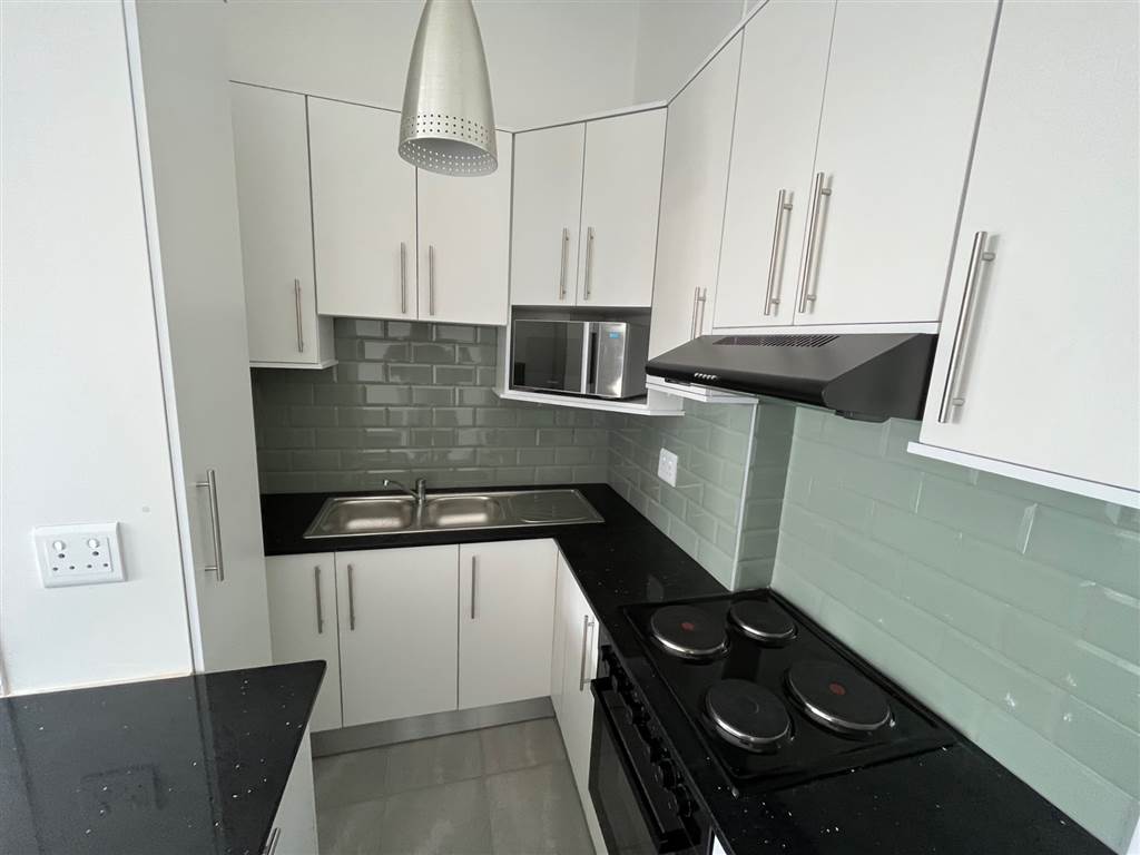  this 1 open plan  bedroom and kitchen is loc  in Cape Town