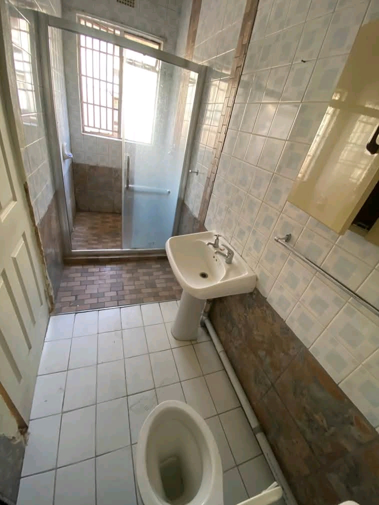 Big bachlor to let ..

bachelor /  room wit  in Bezetenhoud valley