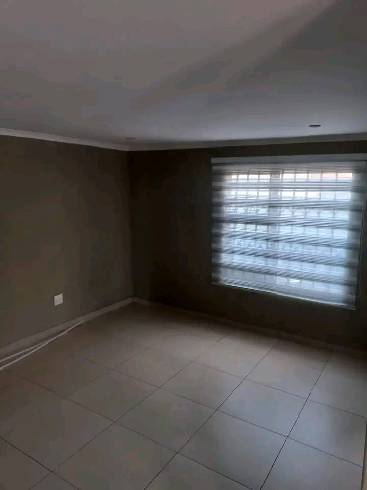 1 beautiful neat bachelor available 
 availa  in Vosloorus