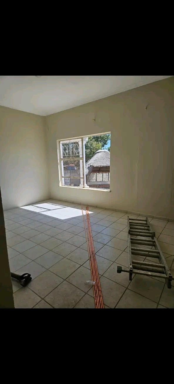 1 bedroom  cottage, comes with  fitted wardro  in Old Birch Acres