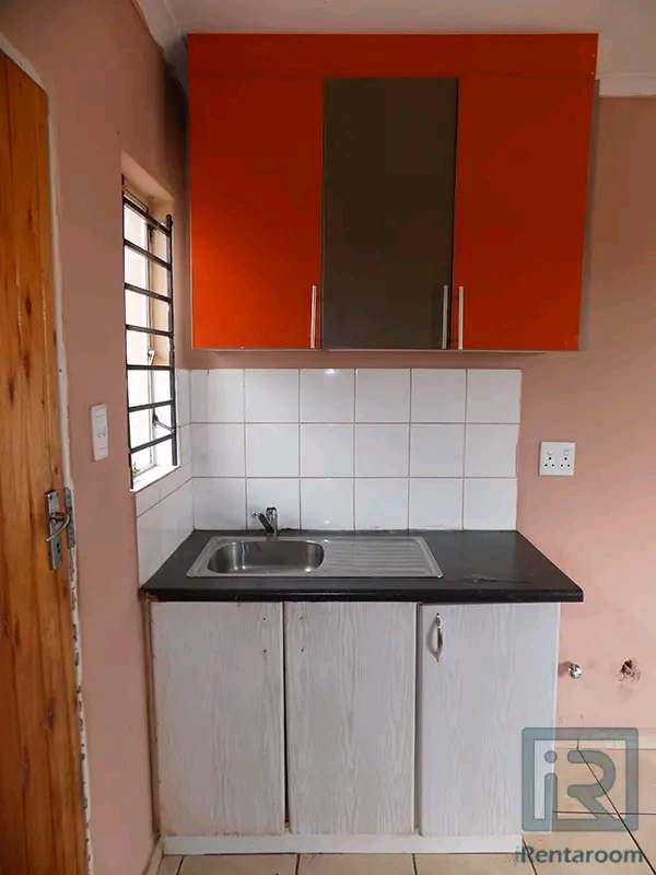 2 bedroom family house available to rent
ren  in Soweto