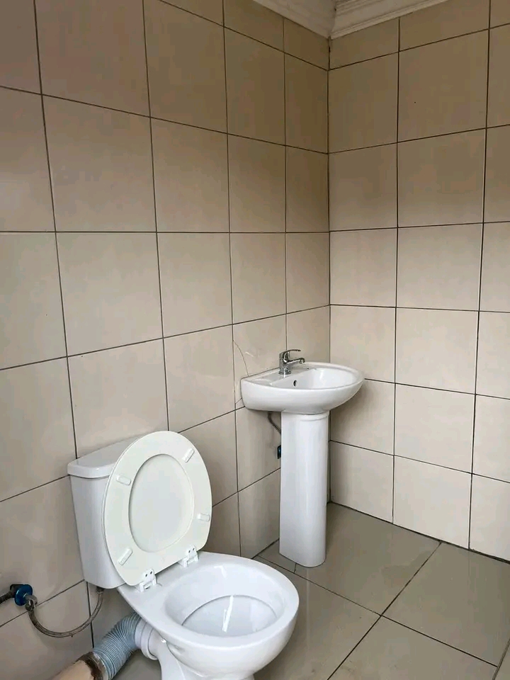 A beautiful standard room for r1600 deposit r  in Allandale