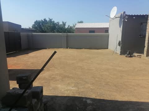 Spacious rooms in for rent
newly built, spac  in Tsietsi