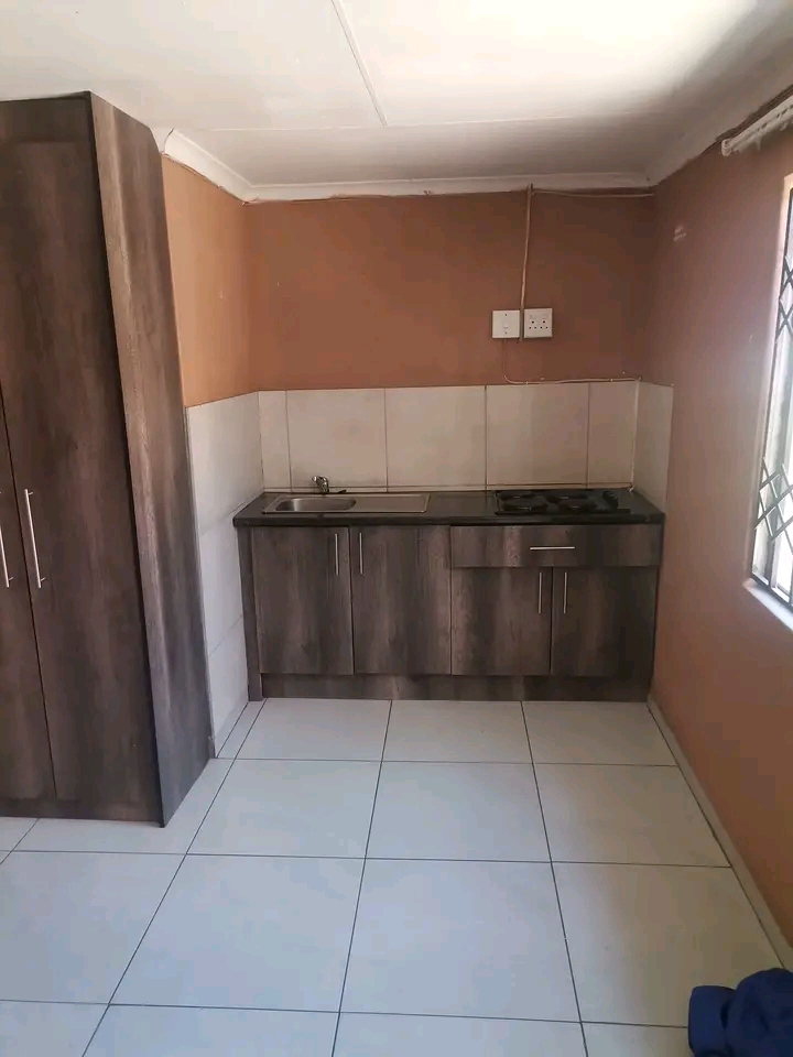 Open plan bachelor 
 available immediately �  in Birch Acres