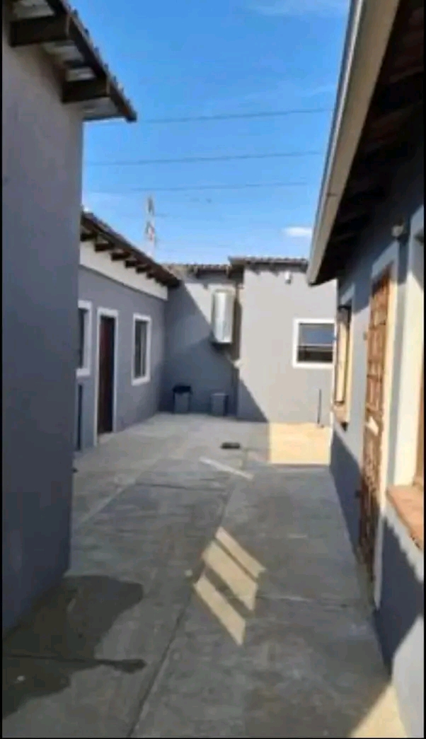 Bachelor units to rent fitted as standard are  in Windmill Park