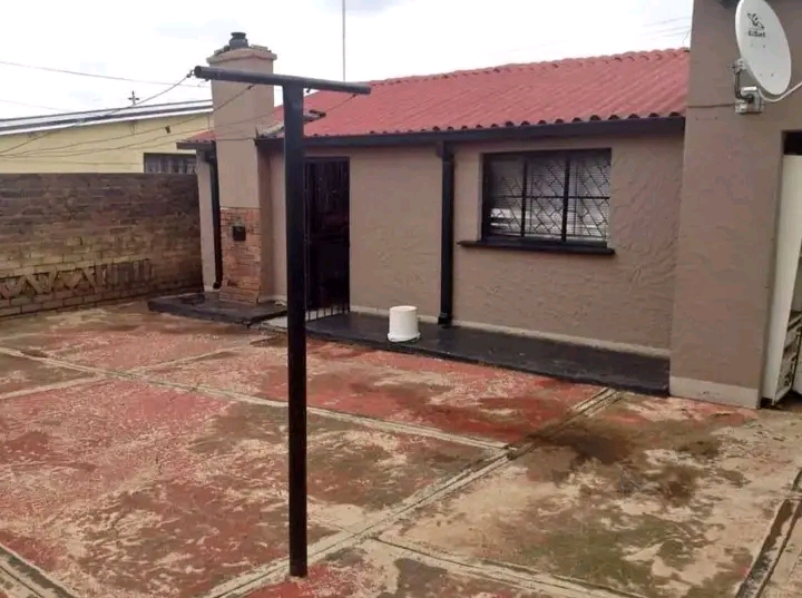 4room house with a garage in zone 3.
rent r4  in Pimville