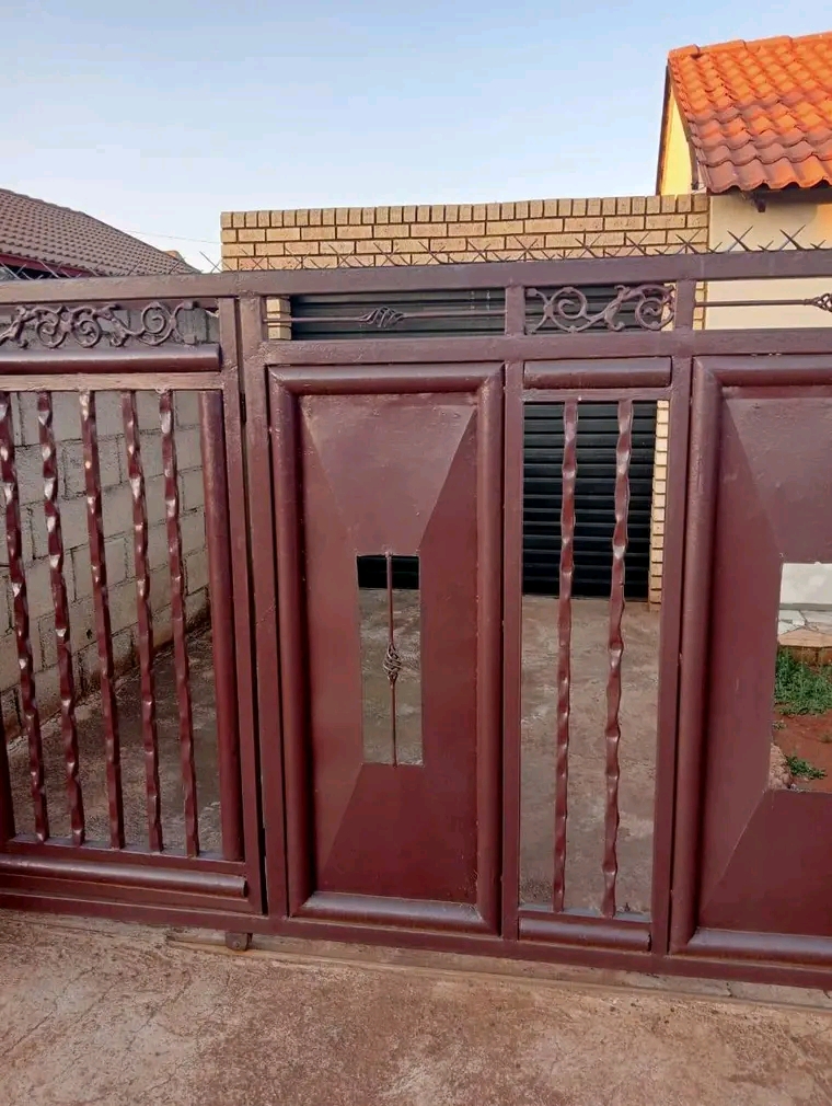 Room to rent ext 25
r1200 + deposit 
contac  in Vosloorus