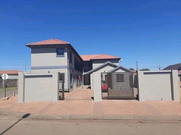 Neat open room accommodation in close   proxi  in Vosloorus