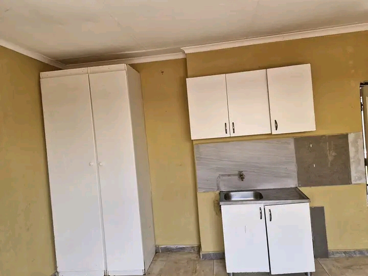 I have beautiful bachelor room available at e  in Cosmo City