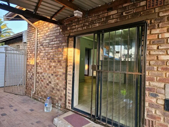 Bedroom cottage for rent in glen marais!
esc  in Kempton Park