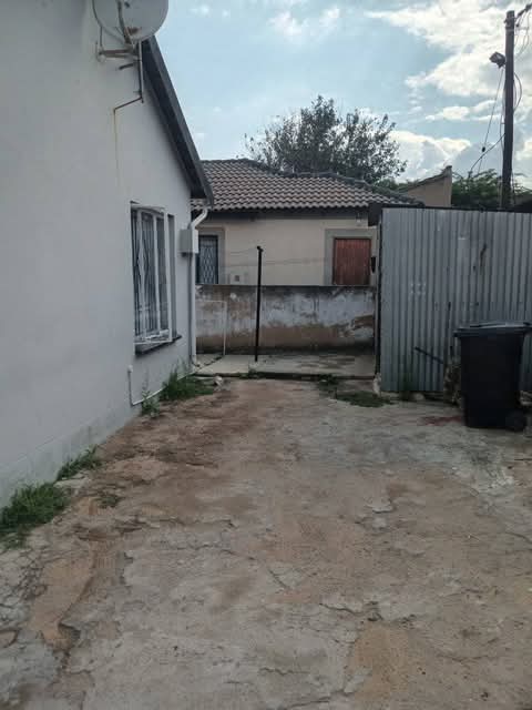 2 rooms available in allendale next to tallga  in Allandale