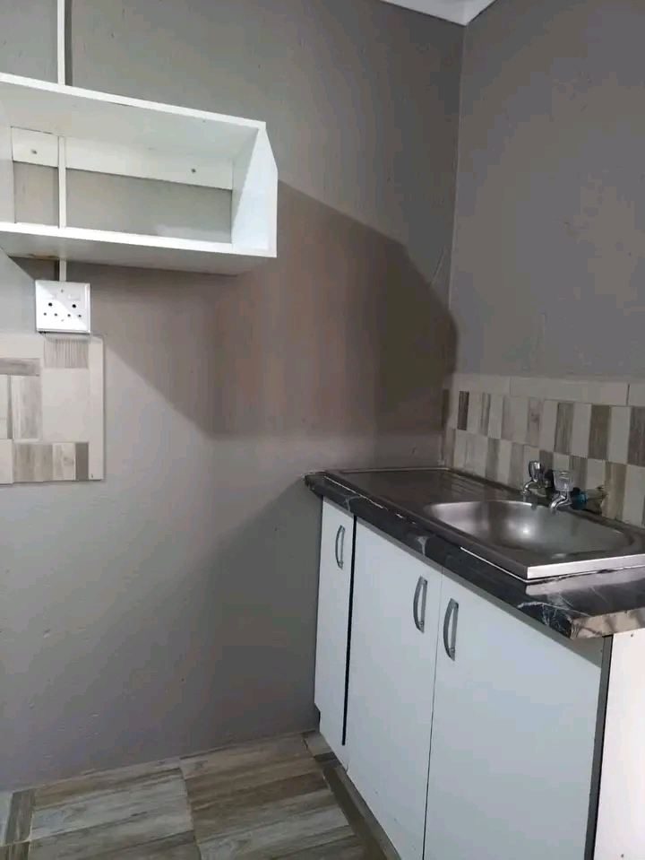 Very neat bachelor unit available to rent
ar  in Vosloorus