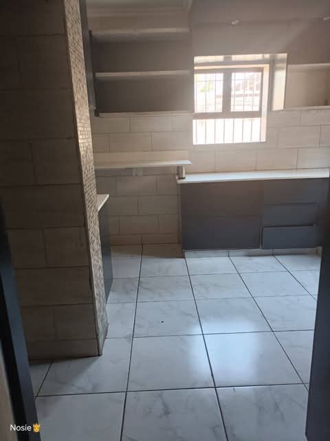 Beautiful 3 bedrooms house available for r10,  in Bezuidenhout Valley