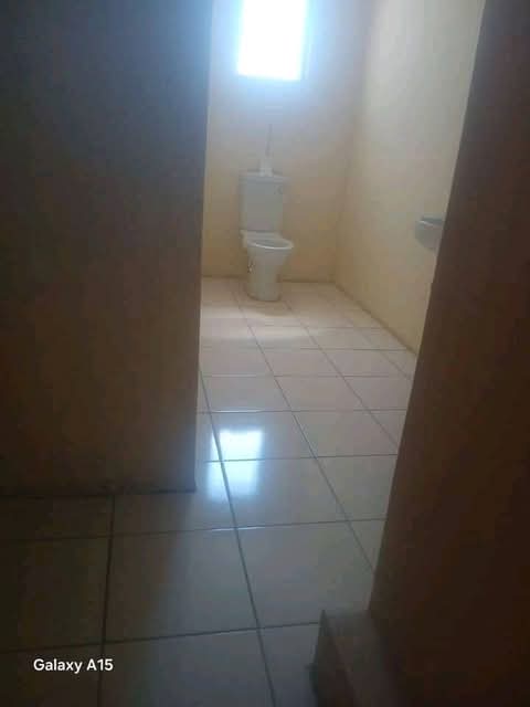Room available today till dis friday room it   in Tsakane