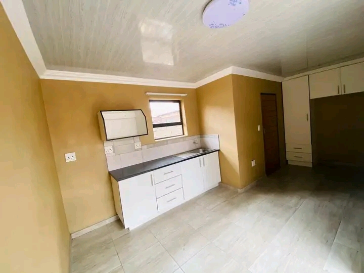Spacious bachelor with a fitted cupboard,zink  in Birch Acres