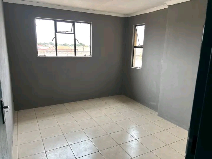Big affordable rooms in block 6. in a safe an  in Snake Park