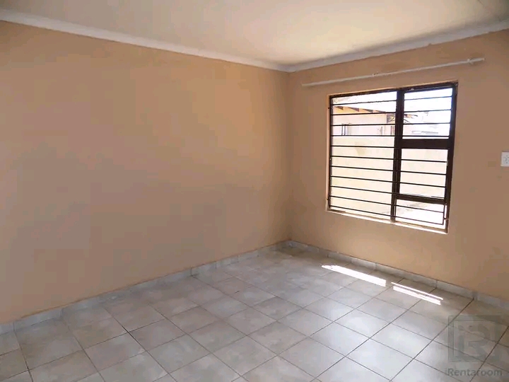 Beautiful ensuite room available to rent
ren  in Protea Glen